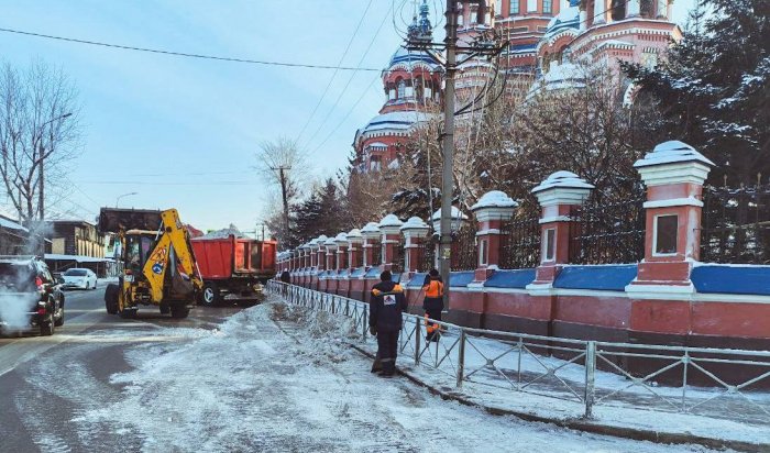 В Иркутске на подходах к церквям провели уборку дорог