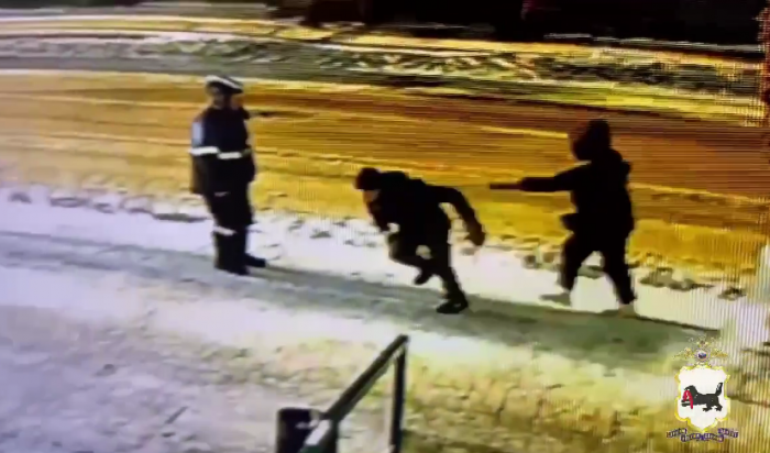 В центре Иркутска мужчина украл у девушки телефон (Видео)