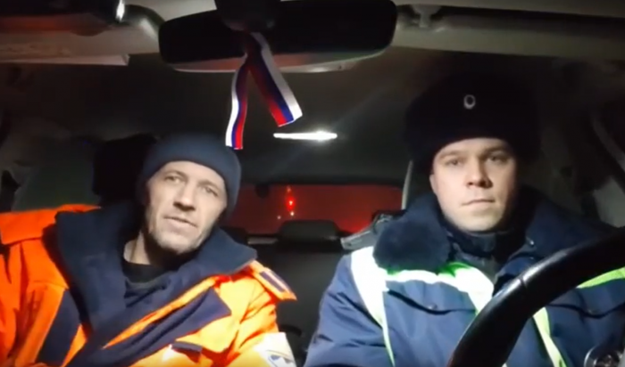 Полицейские пришли на помощь водителю грузовика, застрявшего на трассе «Сибирь» в Приангарье (Видео)