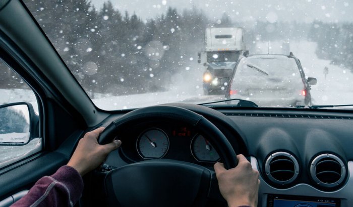 В Ермаковском районе Красноярского края движение на трассе Р-257 ограничено из-за схода лавины