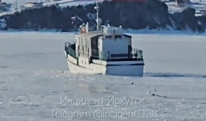 Судно застряло во льду в Ольхонском районе (Видео)