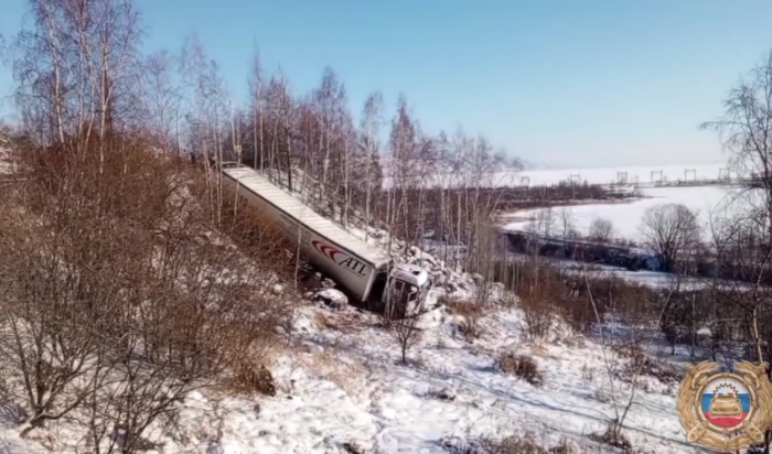 В Слюдянском районе большегруз съехал с дороги (Видео)