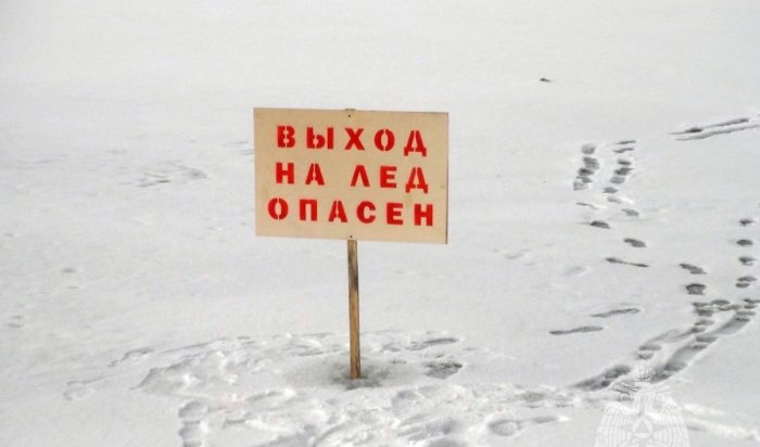 На Байкале в Бурятии автомобиль провалился под лед