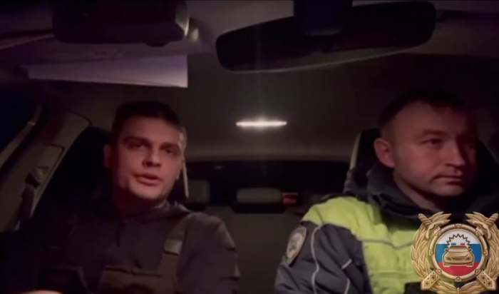 В Приангарье инспекторы ДПС помогли водителю фуры с оторвавшимся колесом (Видео)