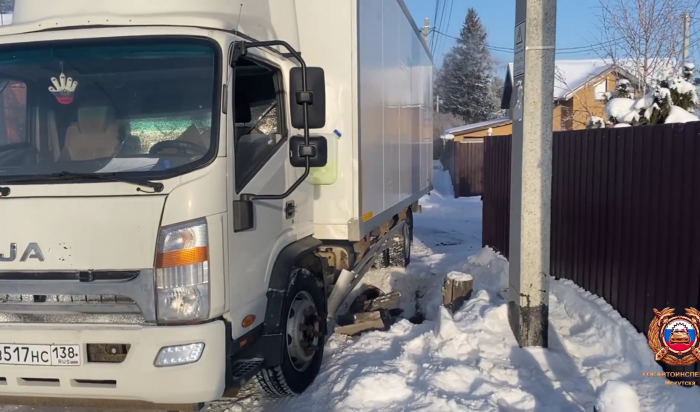 В Иркутском районе грузовик съехал с дороги и застрял в снегу (Видео)