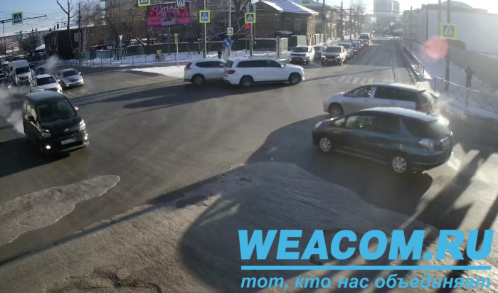 На камеру WEACOM.RU попал момент ДТП с двумя иномарками в Иркутске (Видео)