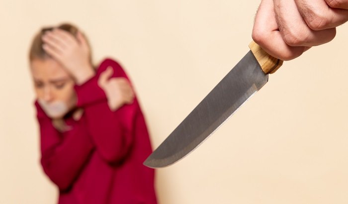 Пьяный житель Приморья ударил ножом в сердце 11-летнюю дочь