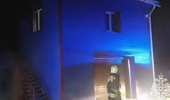 В Ангарске пожарные спасли от огня мужчину и 17 автомобилей
