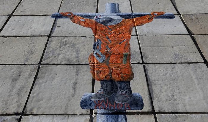 Полиция Пермского края изучает граффити с изображением «распятого Гагарина»