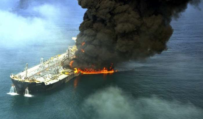 Вблизи Канарских островов горит российский танкер с нефтью