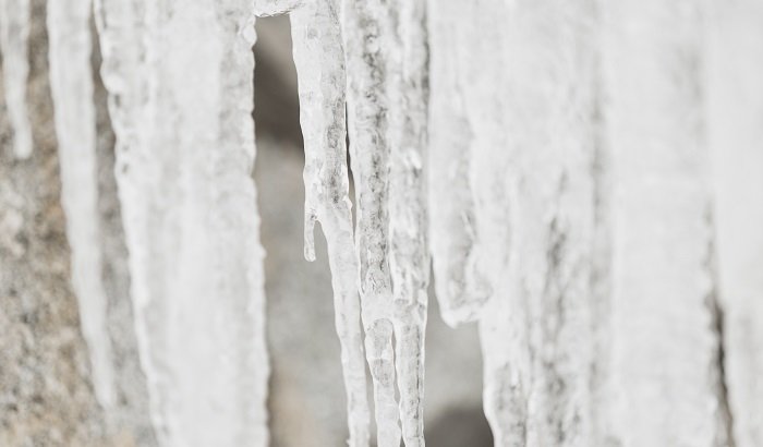 В Чите женщина пострадала от упавшей с крыши глыбы