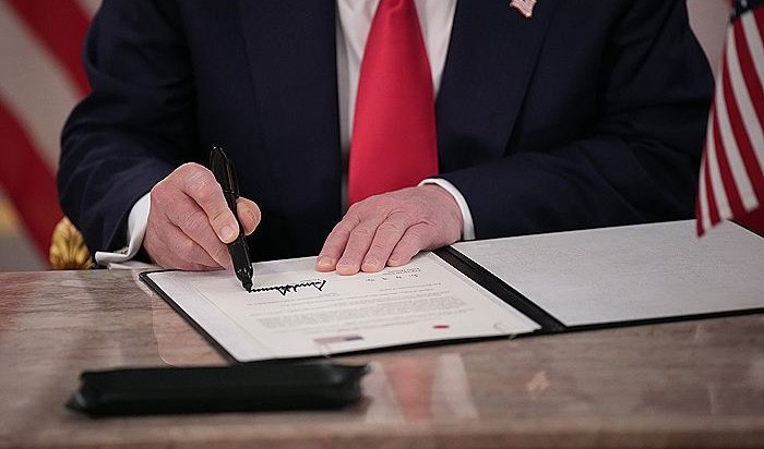 Трамп продлил на год санкции против России