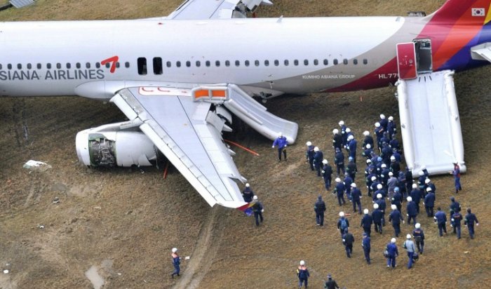 В аэропорту Хиросимы после аварийной посадки самолета  отменены более 50 авиарейсов