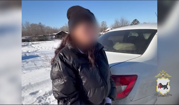 Полицейские Приангарья на ходу запрыгнули в машину подозреваемой в сбыте наркотиков (Видео)