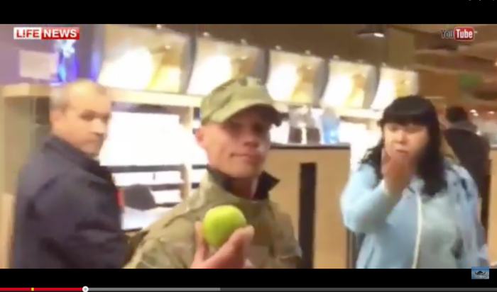 Пьяный солдат ВСУ с ежом напугал охрану супермаркета