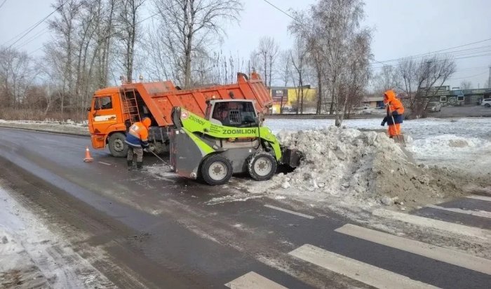 В Иркутске продолжается круглосуточная уборка дорог