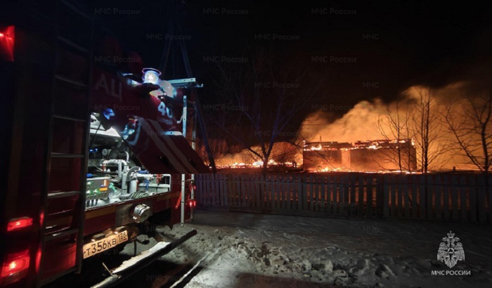 В селе под Иркутском сгорела школа: пожар тушили всю ночь