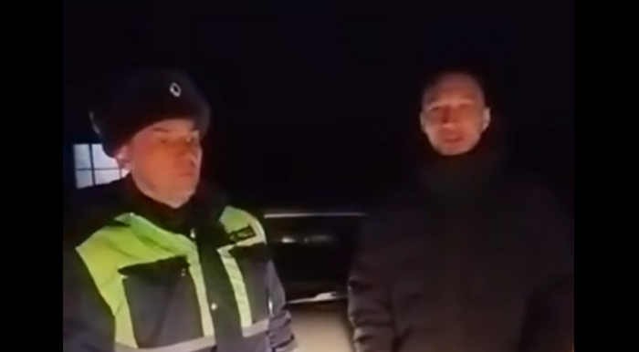 Полицейские спасли семью с грудничком, застрявшую на трассе «Сибирь» в мороз (Видео)