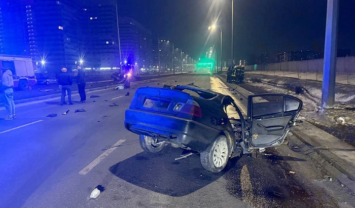 В Оренбурге BMW врезался в столб и разорвался пополам