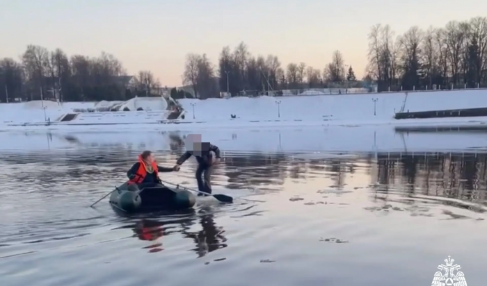 В Твери девочку на льдине унесло от берега (Видео)