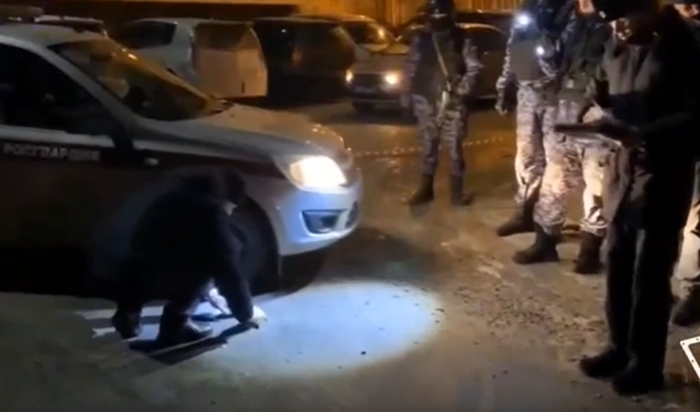 В Шелехове полицейские и росгвардейцы задержали мужчину с запрещёнными веществами (Видео)