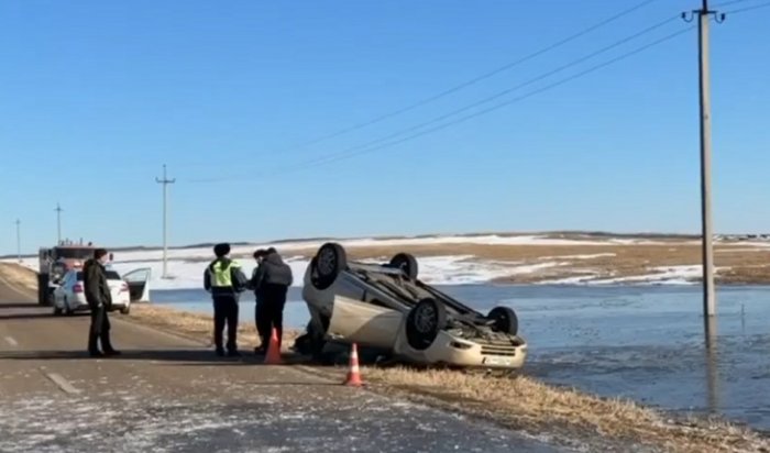 Трагедия на трассе: двое погибли при опрокидывании Toyota Allex в Иркутском районе