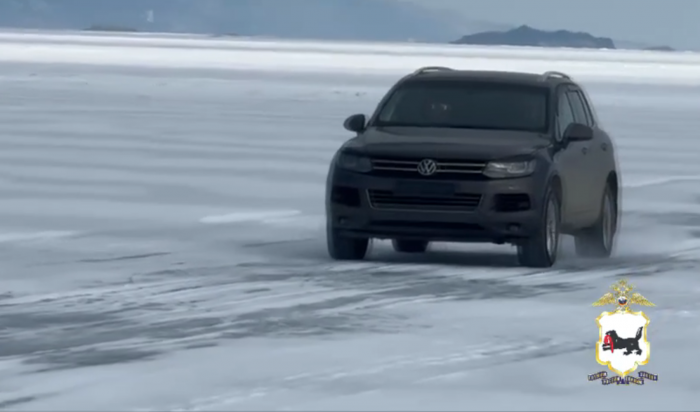 Слабоумие и отвага: на Ольхоне водители продолжают выезжать на лед (Видео)