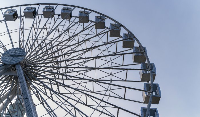 В Индии колесо обозрения обрушилось на людей