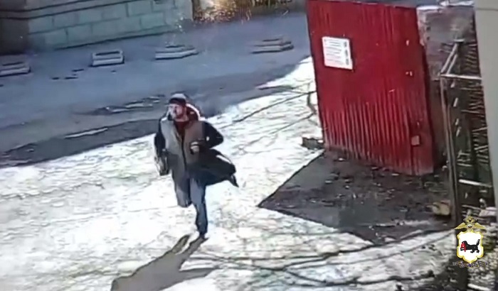 В Иркутске ищут мужчину, который выбежал из магазина с дорогим алкоголем