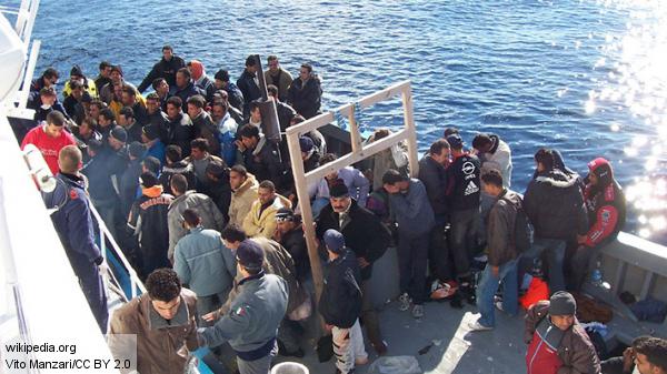 В Средиземном море затонуло судно, на котором находились 950 мигрантов