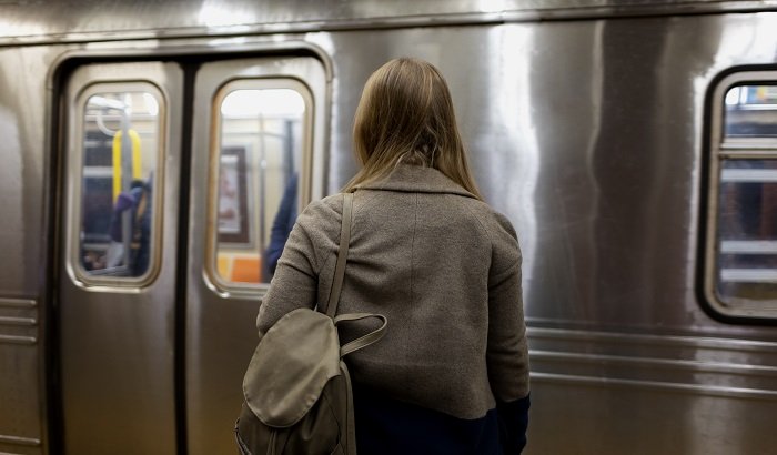 В метро оштрафуют за грязную и пахнущую одежду