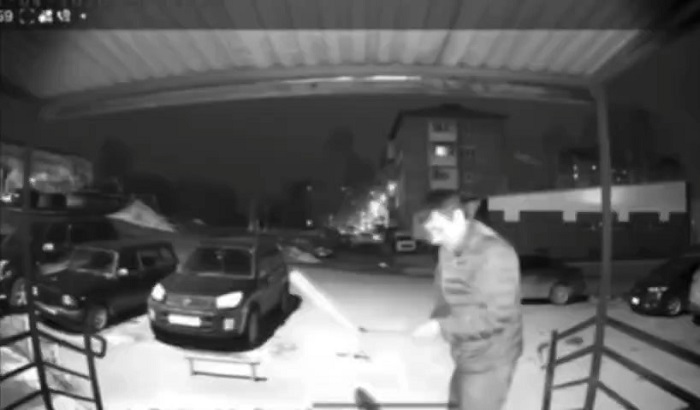В Ачинске мужчина избил подростка металлической ложкой для обуви за шум в подъезде