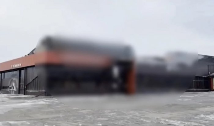 В Ангарске подростки бродили по сгоревшему ТЦ