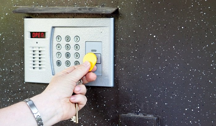 Мошенники выманили у московской пенсионерки более 7 млн рублей под видом замены домофона