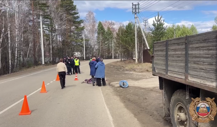 В Шелеховском районе мальчик на велосипеде погиб под колесами грузовика (Видео)