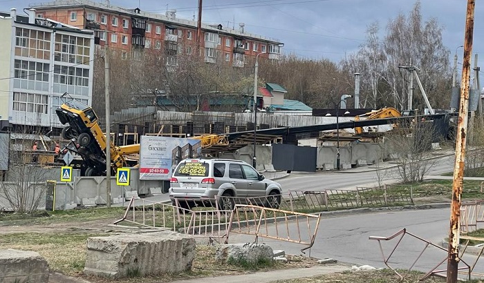 На стройке иркутского ЖК упал кран-борт