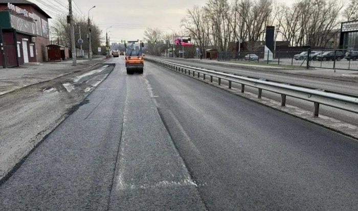 В Иркутске на Олега Кошевого укладывают асфальт