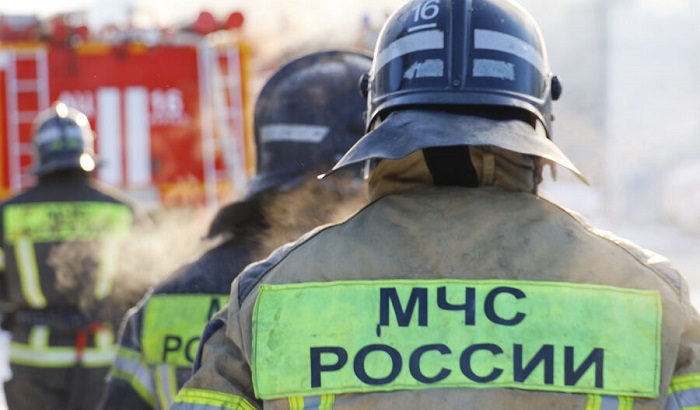 В Уссурийске горят склады с автозапчастями