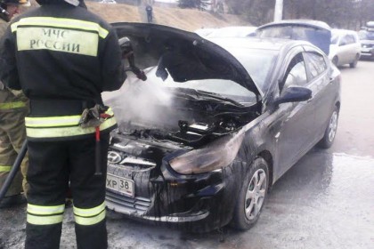 В Иркутске на остановке «Госуниверситет» сгорел автомобиль Hyundai Solaris