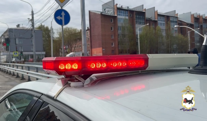 В Иркутске полицейские сняли мужчину с перил виадука