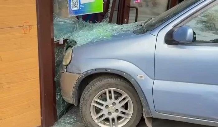Водитель на Байкальском тракте врезался в пункт выдачи заказов