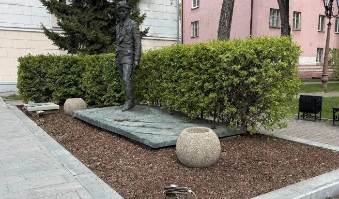 В Иркутске обустроили территорию у памятника Вампилову