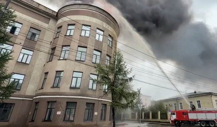 В Иркутске горит здание Иргиредмеда (Видео)