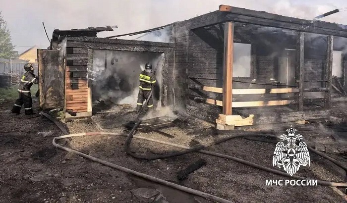 Прохожие спасли семью при пожаре в Хомутово