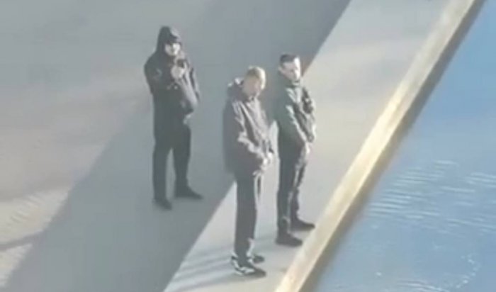 В Братске двое парней справили нужду в городской фонтан