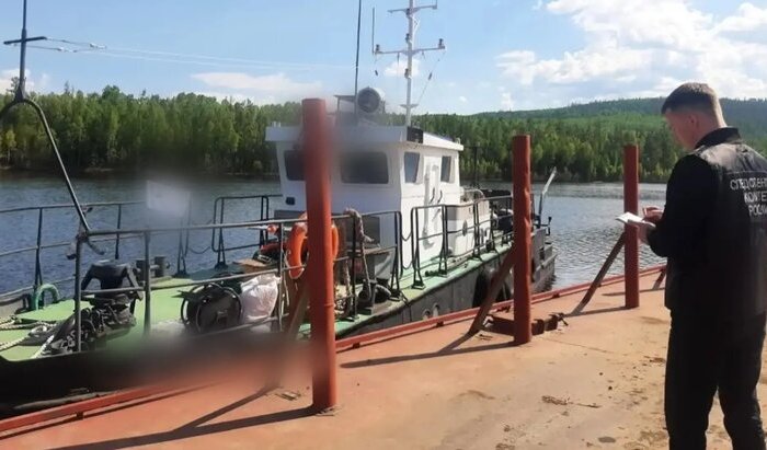 В Усть-Илимском водохранилище перевернулся катер