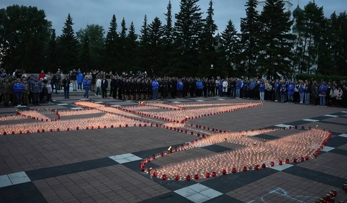 10 тысяч свечей зажгли у Вечного огня в Иркутске в память о войне
