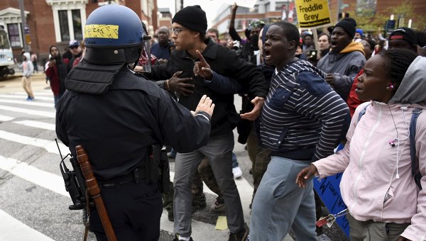 В Балтиморе введен режим ЧС из-за массовых беспорядков, связанных с гибелью 25-летнего афроамериканца