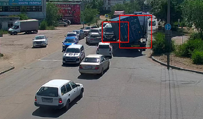 В Улан‑Удэ контейнер упал с грузовика на рейсовый автобус