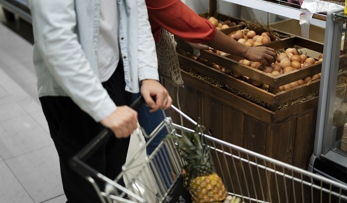 В Иркутской области за полгода сняли с продажи более 2,7 тонны некачественных продуктов